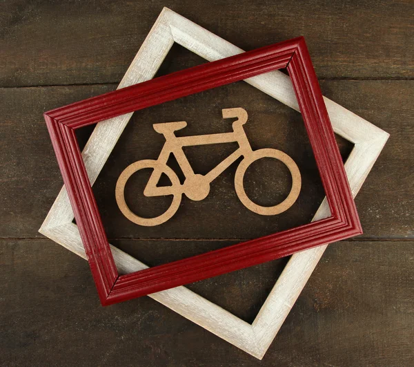 Bicicleta decorativa con marcos sobre fondo de papel —  Fotos de Stock