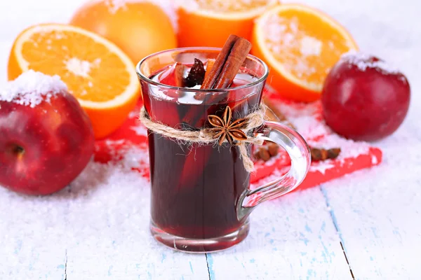 Fragrant mulled wine in glass on snow close-up — Stock Photo, Image