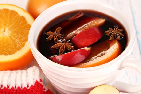 Fragrant mulled wine in bowl on wooden table close-up — Stock Photo, Image