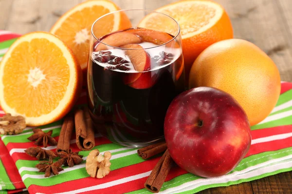 Geurige glühwein in glas op servet close-up — Stockfoto