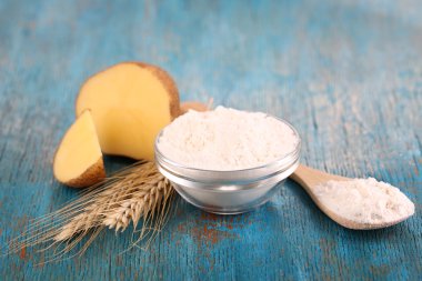 ahşap masa yakın çekim üzerinde bir kapta nişasta