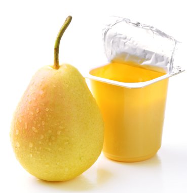 Açık plastik Kupası beyaz izole lezzetli yoğurt