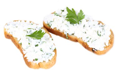 süzme peynir ve üzerinde beyaz izole yeşillikleri ile sandviçler