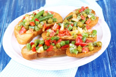 sandviç sebze ve plaka üzerinde ahşap masa yakın çekim yeşil