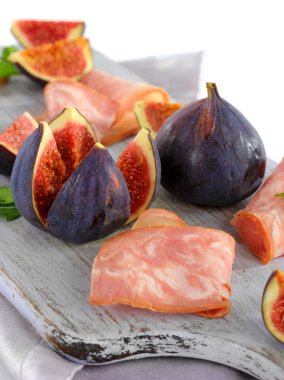 beyaz izole jambon ile lezzetli incir