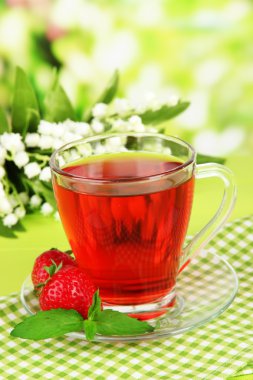 Tablo parlak zemin üzerine lezzetli çilek çayı