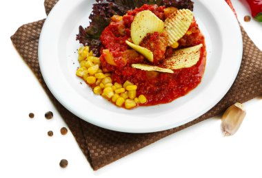 biberli Mısır carne - beyaz tabakta üzerine beyaz izole peçete üzerinde geleneksel Meksika yemeği