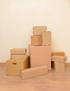 boş oda ile yığın karton: hareketli ev concept