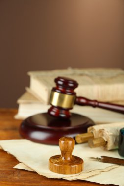 ahşap damga, tokmak ve ahşap masa üzerinde eski yazılar