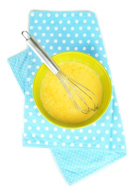 Corolla ve kırık yumurta üzerinde beyaz izole kase