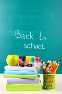 masada tahta zemin üzerine okul malzemeleri