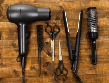 ahşap masa yakın çekim kuaförlük araçları