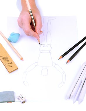 el ile profesyonel sanat malzemeleri, üzerinde beyaz izole bir kroki çizer