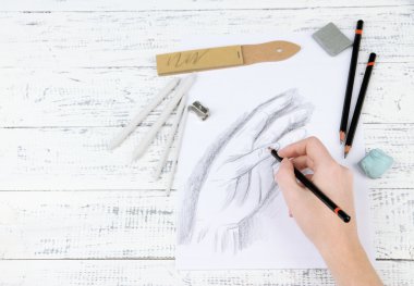 el bir kroki ile profesyonel sanat malzemeleri, ahşap tablosuna çizilir.