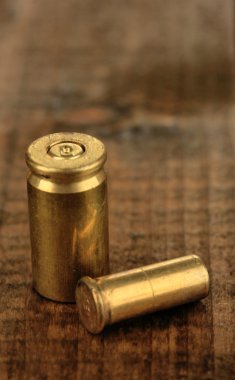 ahşap masa yakın çekim av tüfeği kartuşları