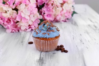 renkli ahşap zemin üzerine tereyağı krema ile lezzetli kek