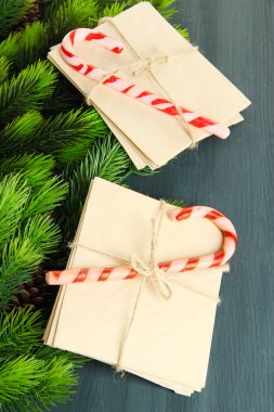 Noel candy harfler ve köpekler santa için renk ahşap arka plan üzerinde