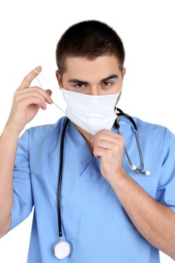 genç erkek doktor tıbbi maskesi, beyaz izole