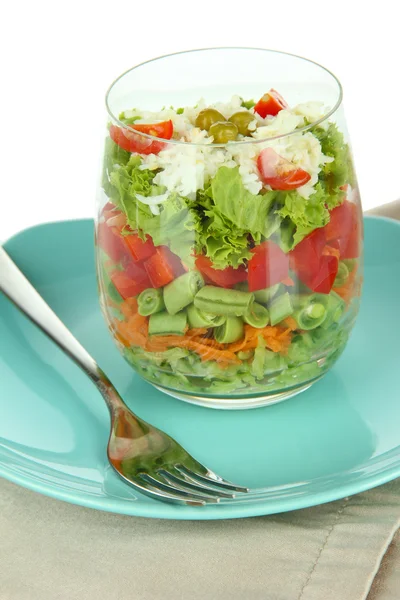 Salade savoureuse aux légumes frais, isolée sur du blanc — Photo