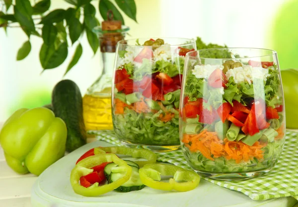 Leckerer Salat mit frischem Gemüse auf Holztisch — Stockfoto