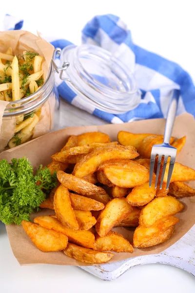 Batatas domésticas em papel de rastreamento em tábua de madeira perto guardanapo isolado em branco — Fotografia de Stock