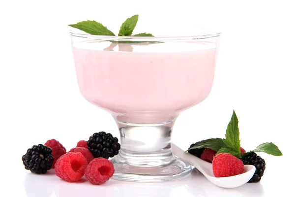 Läckra yoghurt med bär isolerad på vit — Stockfoto