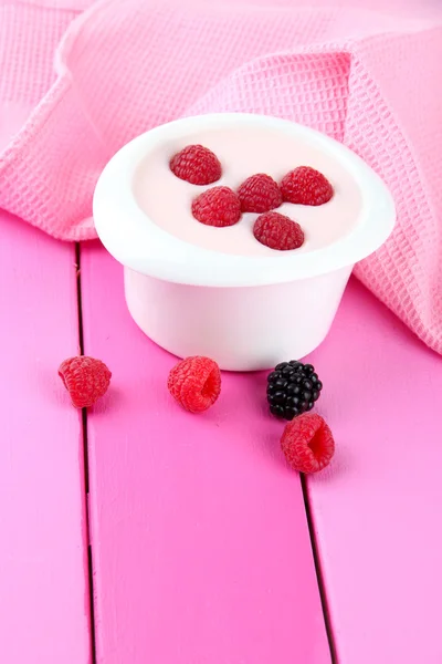Délicieux yaourt aux baies sur table close-up — Photo