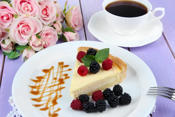 Fetta di cheesecake con lampone e mora su piatto, su sfondo brillante — Foto Stock