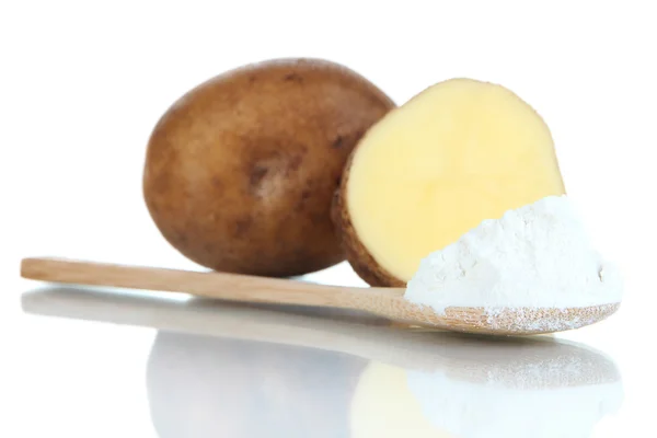 Stärke im Löffel mit Kartoffeln isoliert auf weiß — Stockfoto