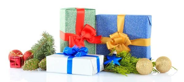 Bellissimi regali luminosi e decorazioni natalizie, isolati su bianco — Foto Stock
