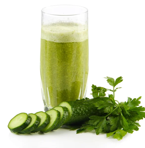 Szkło zielony sok z warzyw i ogórka na białym tle — Zdjęcie stockowe