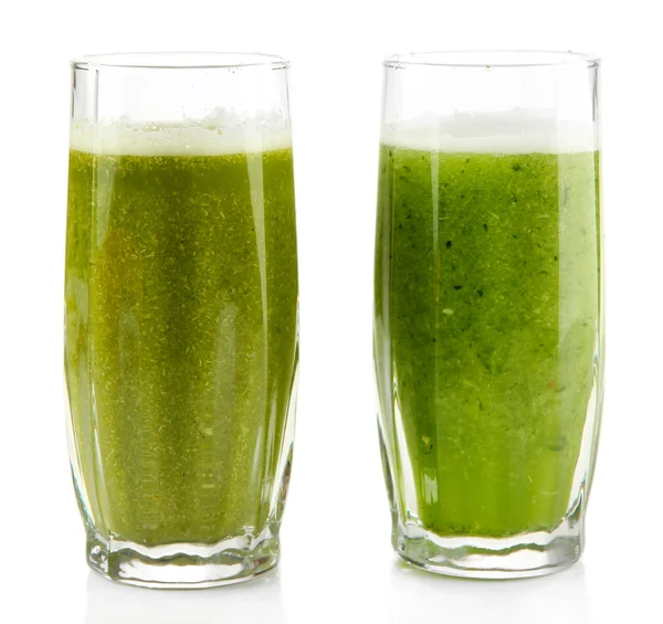 Bicchieri di succo vegetale verde isolato su bianco — Foto Stock