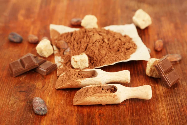 Cacao en polvo sobre mesa de madera —  Fotos de Stock