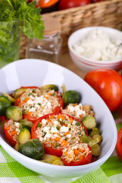 Stuffed tomatoes in bowl on wooden table close-up — Stock Photo, Image