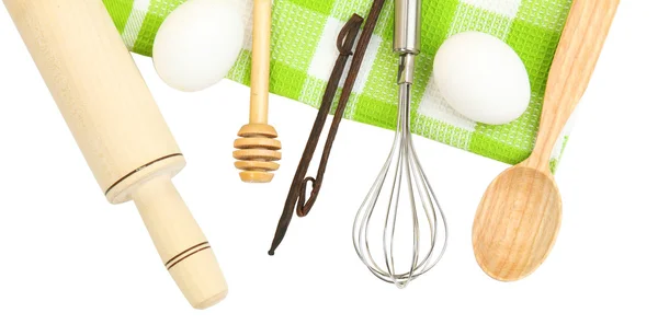 Concept de cuisine. Ingrédients de base de cuisson et outils de cuisine isolés sur blanc — Photo