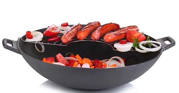 Deliziose salsicce in wok isolate su bianco — Foto Stock