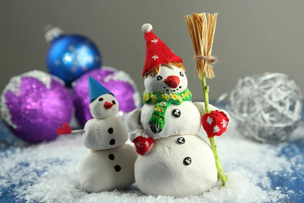 Beautiful snowmen and Christmas decor, on bright background — Stock Photo, Image