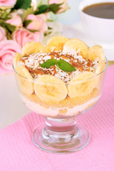 Sobremesa deliciosa com banana e caramelo em close-up de mesa — Fotografia de Stock