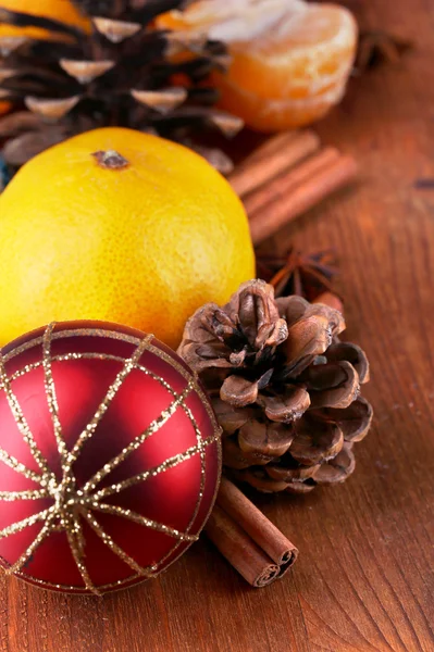 Mandarinas navideñas y juguetes navideños en mesa de madera —  Fotos de Stock