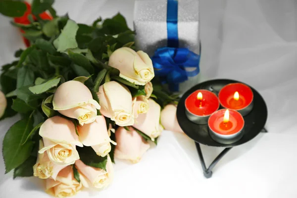 Bellissimo bouquet di rose, su sfondo chiaro — Foto Stock