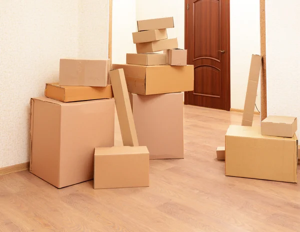 Chambre vide avec pile de cartons : concept de déménagement — Photo