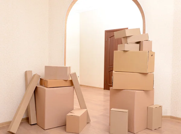 Empty room with stack of cartons: moving house concept — Stock Photo, Image