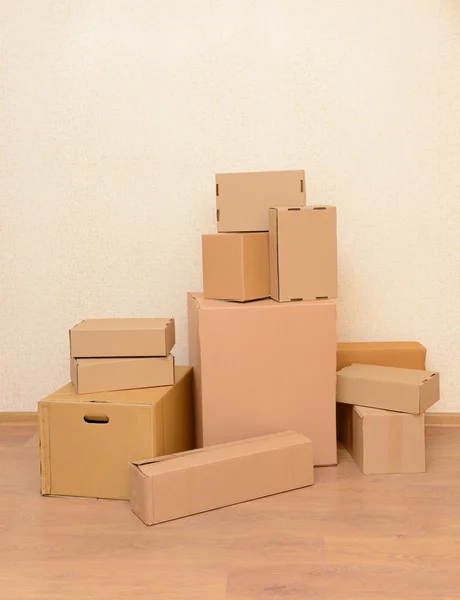 Habitación vacía con pila de cajas de cartón: concepto de casa móvil — Foto de Stock