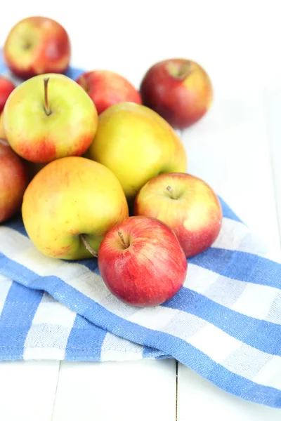 Saftiga äpplen isolerad på vit — Stockfoto