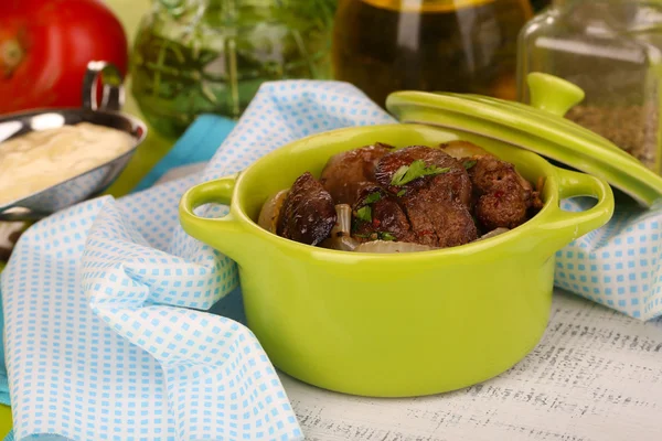 Fried chicken livers in pan on wooden table close-up — Stock Photo, Image