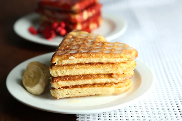 Süße Waffeln auf Tellern. auf Holzgrund — Stockfoto