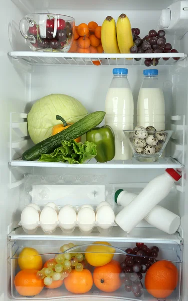Jääkaappi täynnä ruokaa — kuvapankkivalokuva