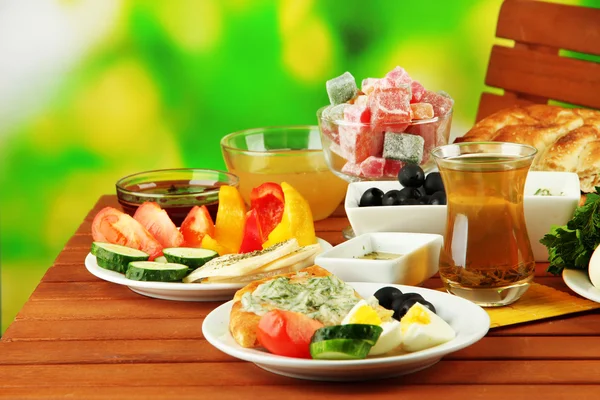 Desayuno turco tradicional en la mesa sobre fondo brillante —  Fotos de Stock