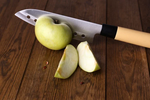 Cuchillo de cocina y manzana verde, sobre fondo de madera —  Fotos de Stock