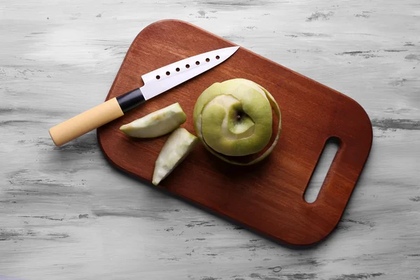 나무 배경에 있는 키친 나이프와 녹색 사과 — 스톡 사진